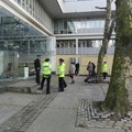 Police_and_security_blocking_access-thumb